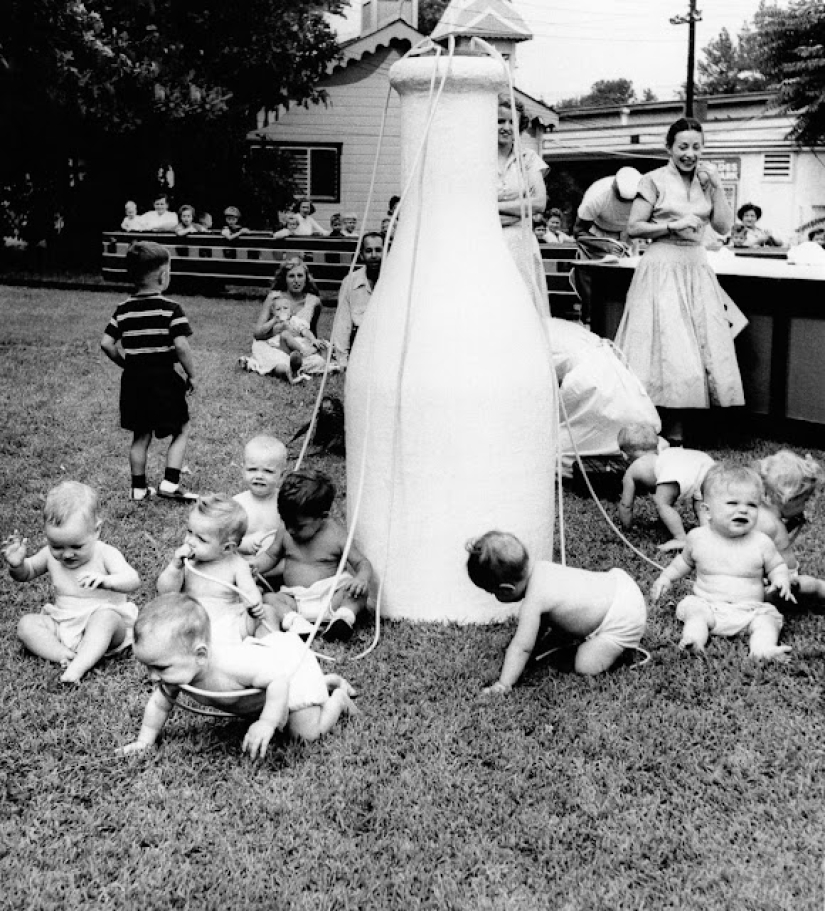 Derby in diapers: how were the retro races of crawling babies