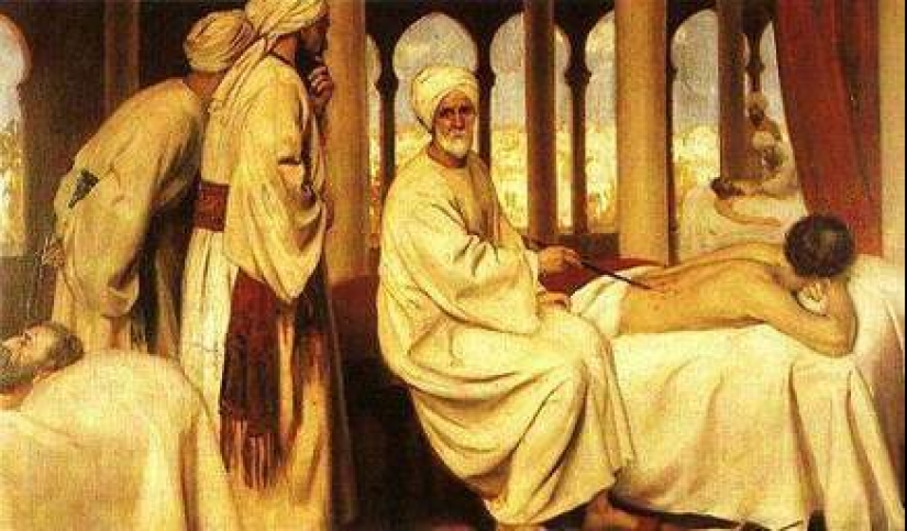 Desde la trepanación hasta la costura del ajo: formas antiguas de tratar las migrañas que te hacen sentir incómodo