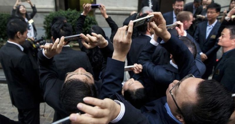 Designers have suggested what a smartphone laptop might look like