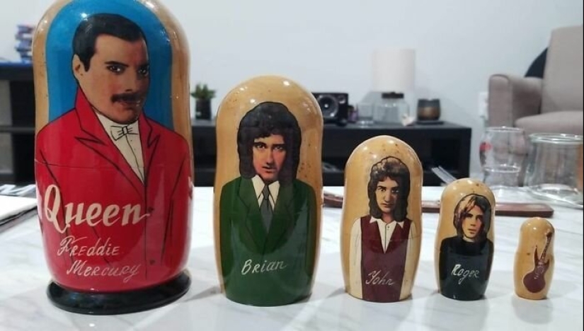 Discoteca de cerdo, el teléfono boca y otras curiosidades, comprado con ella
