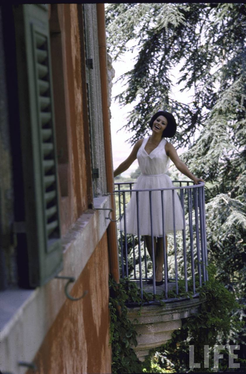 Dolce vita: fotos desconocidas de una joven Sophia Loren en una villa de lujo