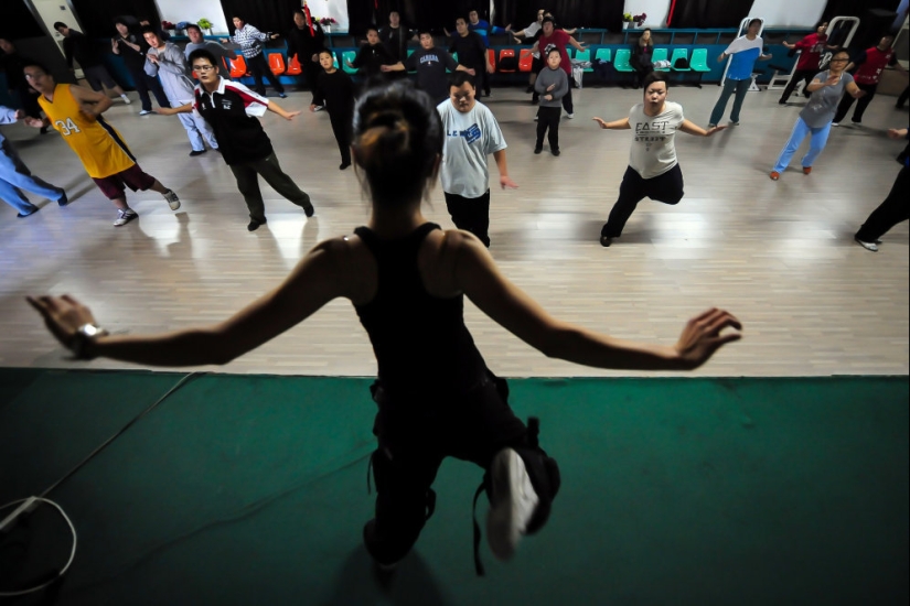 "Don't be lazy, get on the charge!" How fitness has become part of the culture in China "Don't be lazy, get on the charge!" How fitness has become part of the culture in China