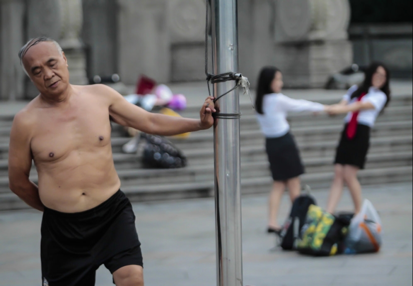 "Don't be lazy, get on the charge!" How fitness has become part of the culture in China "Don't be lazy, get on the charge!" How fitness has become part of the culture in China