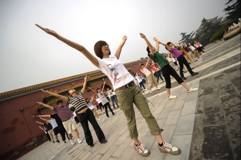"Don't be lazy, get on the charge!" How fitness has become part of the culture in China "Don't be lazy, get on the charge!" How fitness has become part of the culture in China