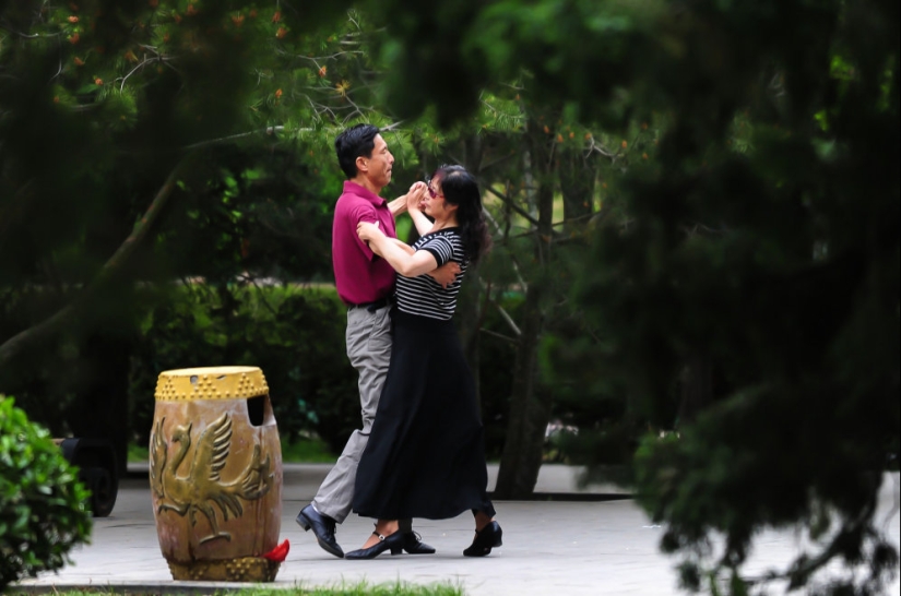 "Don't be lazy, get on the charge!" How fitness has become part of the culture in China "Don't be lazy, get on the charge!" How fitness has become part of the culture in China