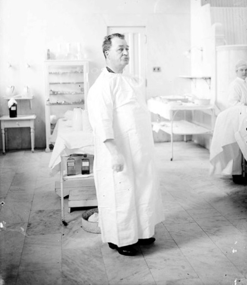 Dr. Nicholas Senn is a surgeon who inflated his patients with hydrogen Dr. Nicholas Senn is a surgeon who inflated his patients with hydrogen