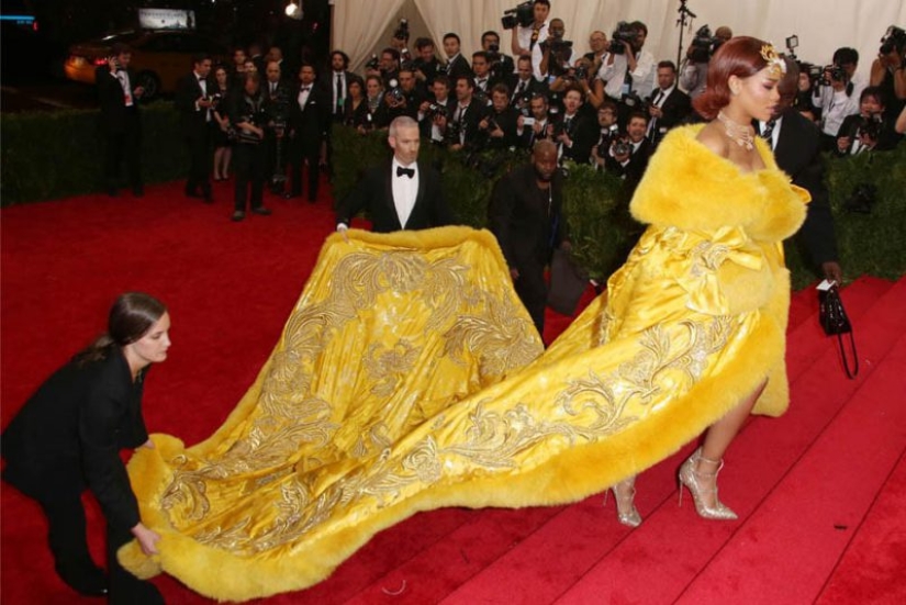 Dress holder and food carrier: what the assistants of the stars really do