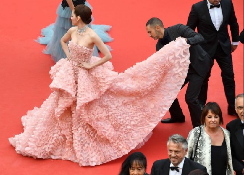 Dress holder and food carrier: what the assistants of the stars really do