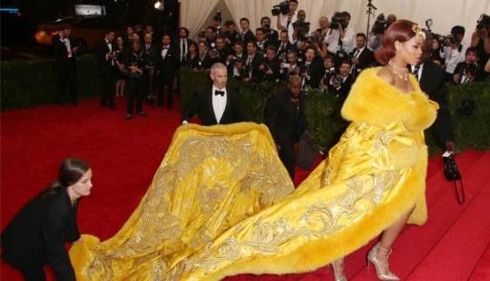 Dress holder and food carrier: what the assistants of the stars really do