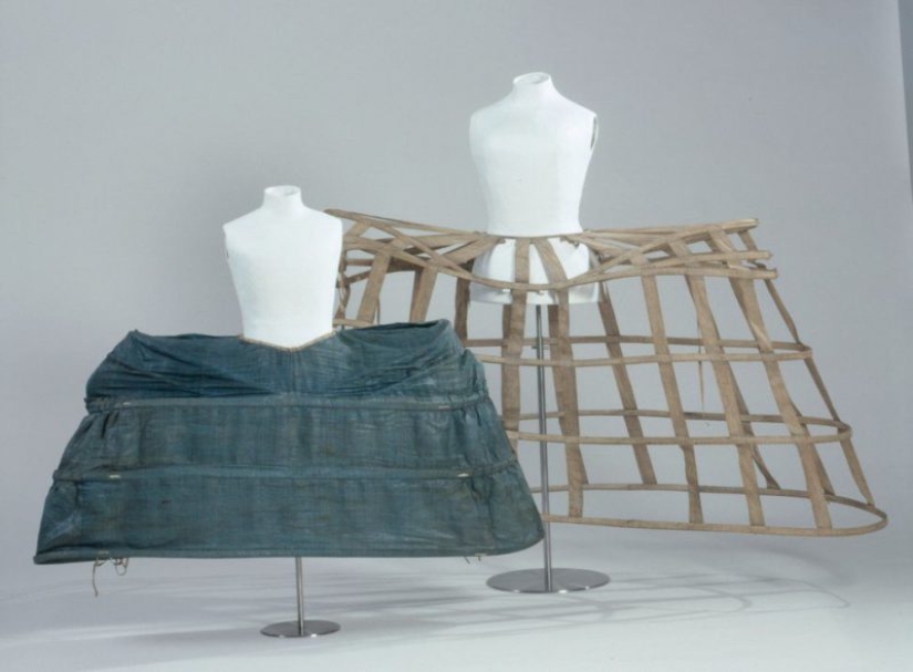 Dress Mantua luxurious, but terribly uncomfortable invention gallant century
