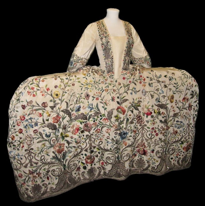 Dress Mantua luxurious, but terribly uncomfortable invention gallant century