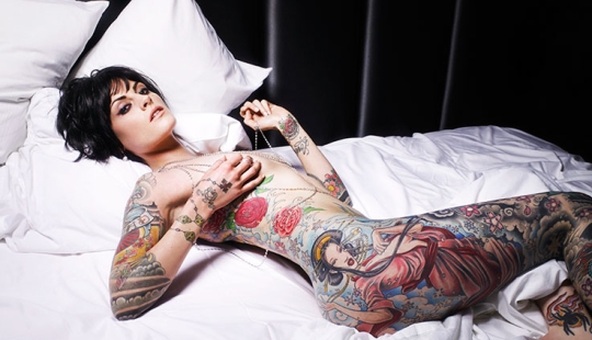 Dressed in a tattoo: "painted" the muses of Warwick Saint Dressed in a tattoo: "painted" the muses of Warwick Saint