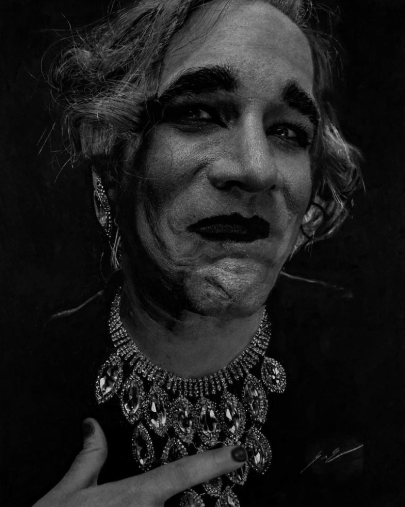 Dylan Eakin and his photorealistic charcoal drawings Dylan Eakin and his photorealistic charcoal drawings