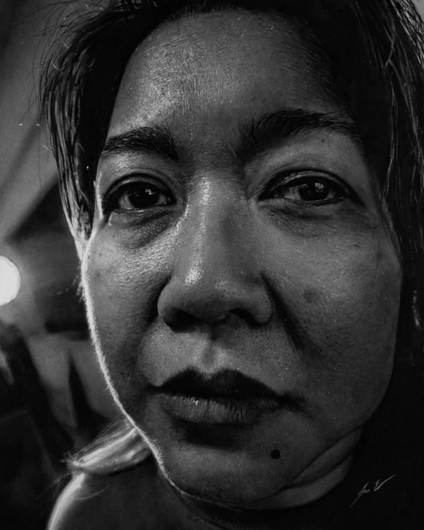 Dylan Eakin and his photorealistic charcoal drawings Dylan Eakin and his photorealistic charcoal drawings