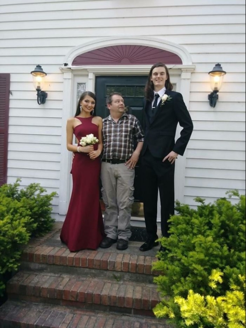 Each Gandalf needs his own Frodo, or 20 photos of very large and small people Each Gandalf needs his own Frodo, or 20 photos of very large and small people