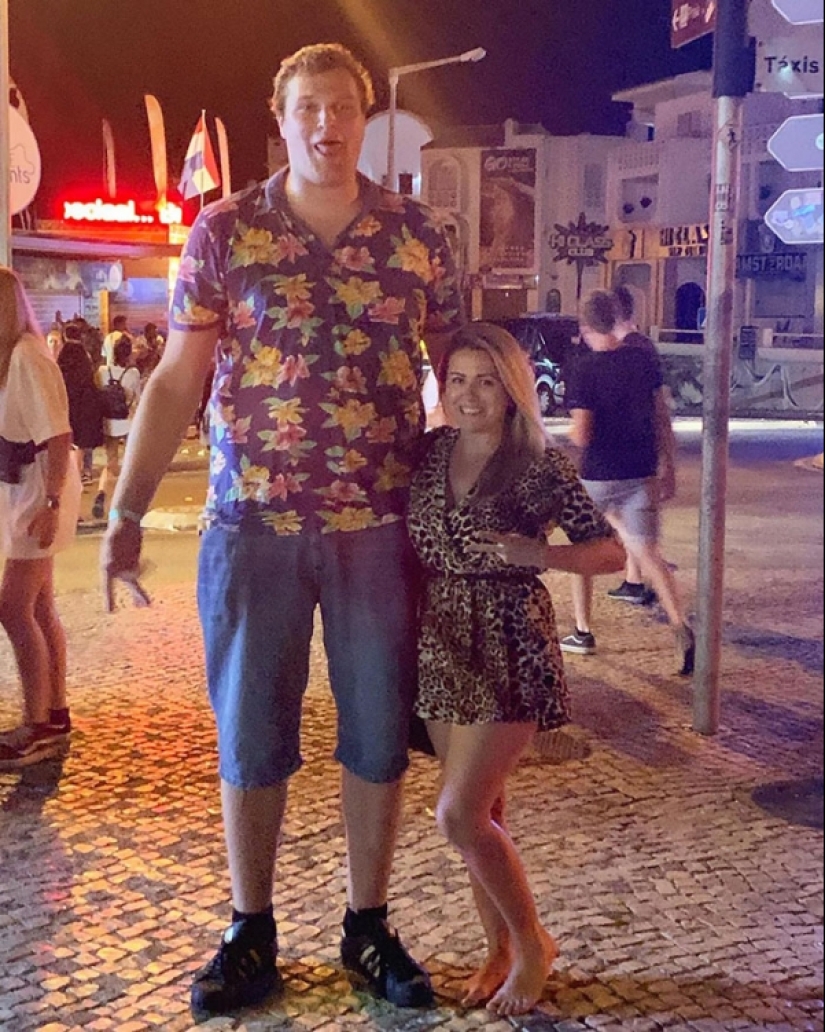 Each Gandalf needs his own Frodo, or 20 photos of very large and small people Each Gandalf needs his own Frodo, or 20 photos of very large and small people