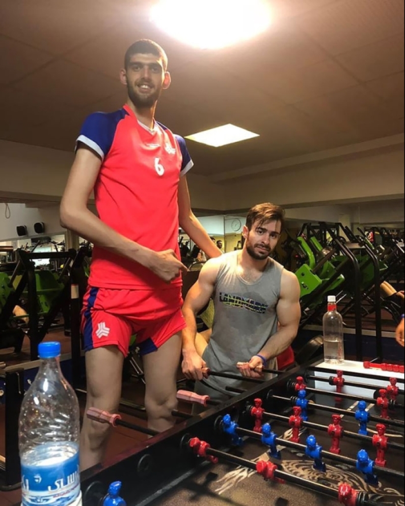 Each Gandalf needs his own Frodo, or 20 photos of very large and small people Each Gandalf needs his own Frodo, or 20 photos of very large and small people