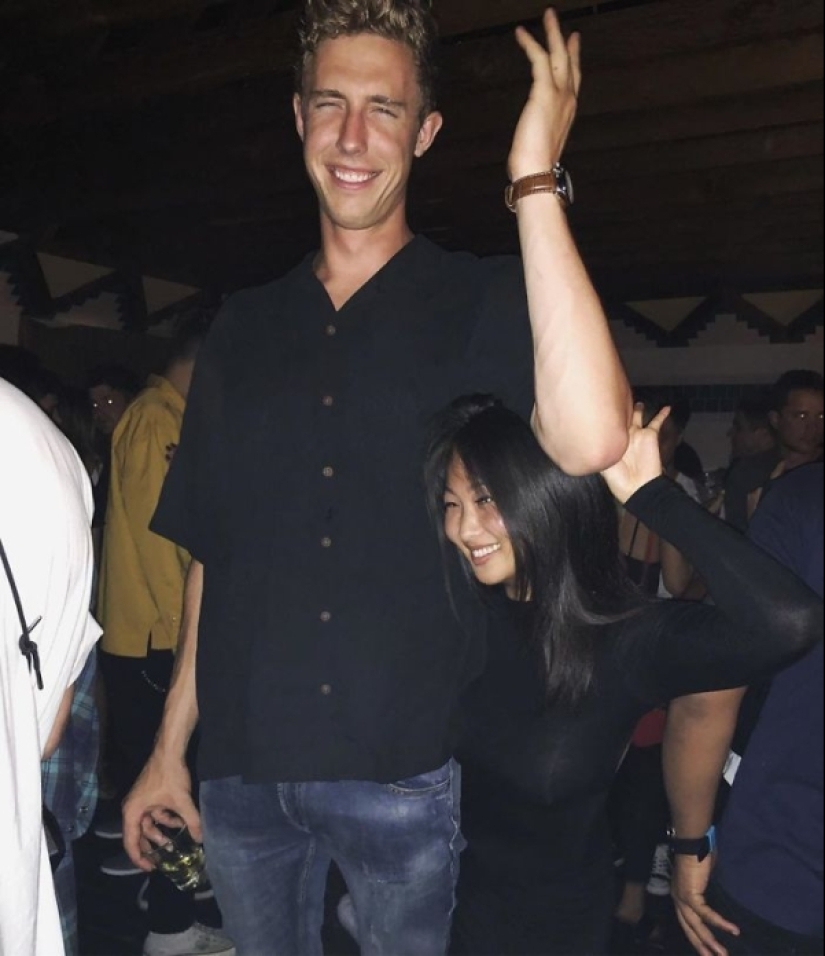 Each Gandalf needs his own Frodo, or 20 photos of very large and small people Each Gandalf needs his own Frodo, or 20 photos of very large and small people