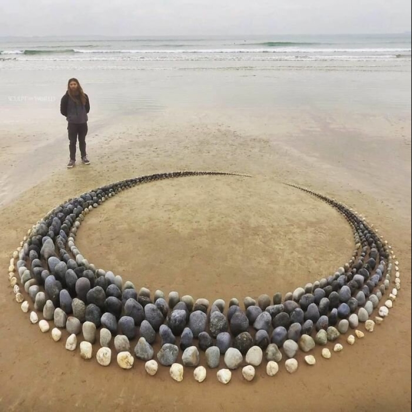 El artista crea el estado de ánimo de sus impresionantes obras de las piedras en la playa