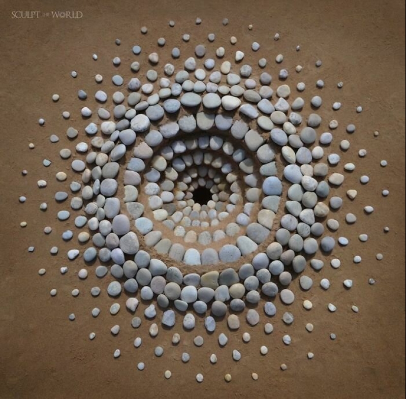 El artista crea el estado de ánimo de sus impresionantes obras de las piedras en la playa