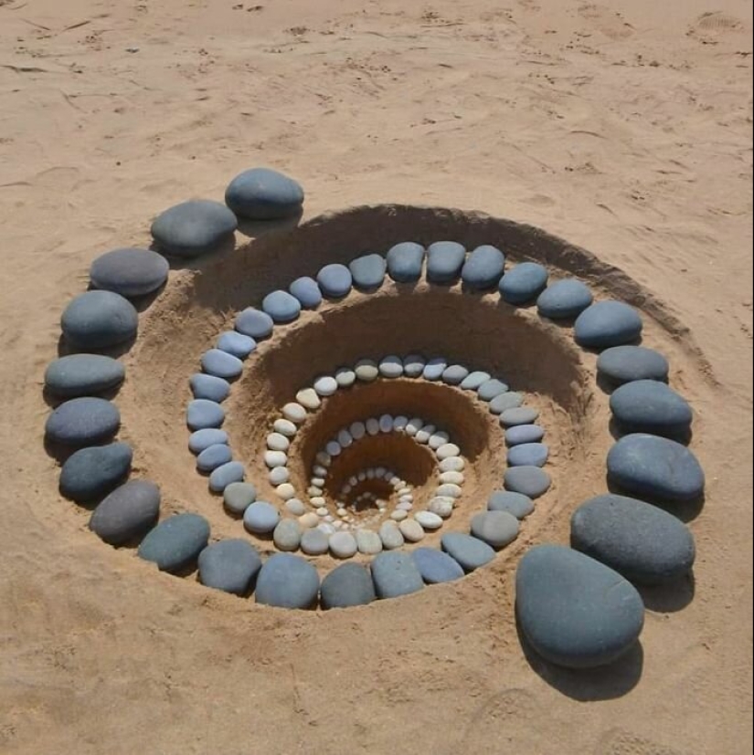 El artista crea el estado de ánimo de sus impresionantes obras de las piedras en la playa