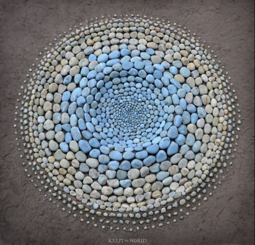 El artista crea el estado de ánimo de sus impresionantes obras de las piedras en la playa