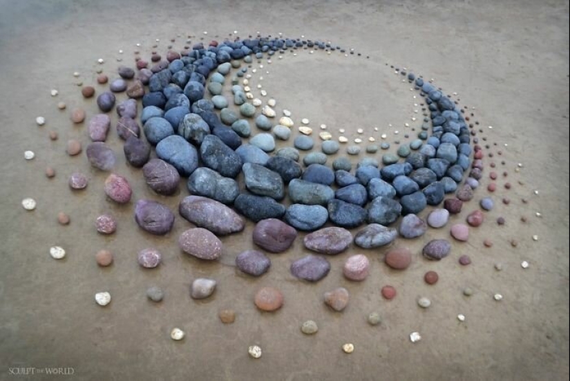 El artista crea el estado de ánimo de sus impresionantes obras de las piedras en la playa