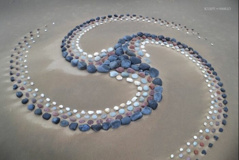El artista crea el estado de ánimo de sus impresionantes obras de las piedras en la playa