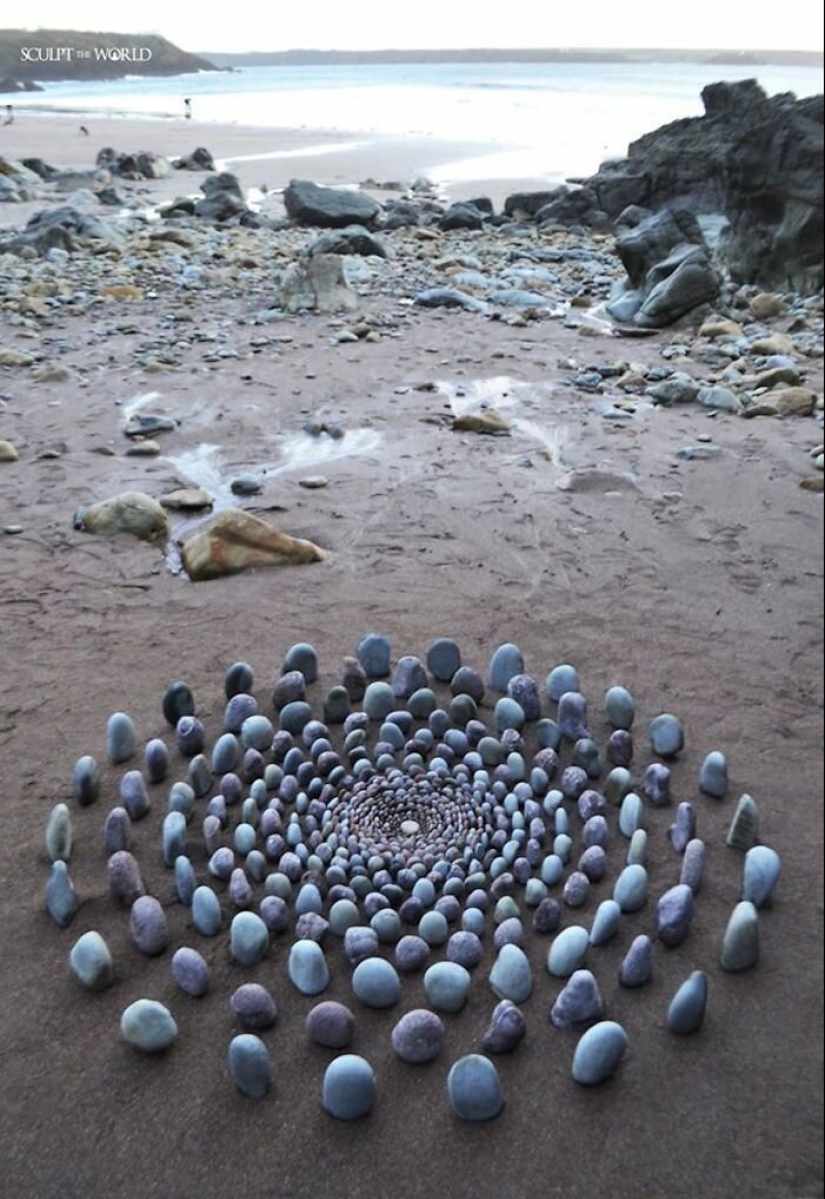 El artista crea el estado de ánimo de sus impresionantes obras de las piedras en la playa