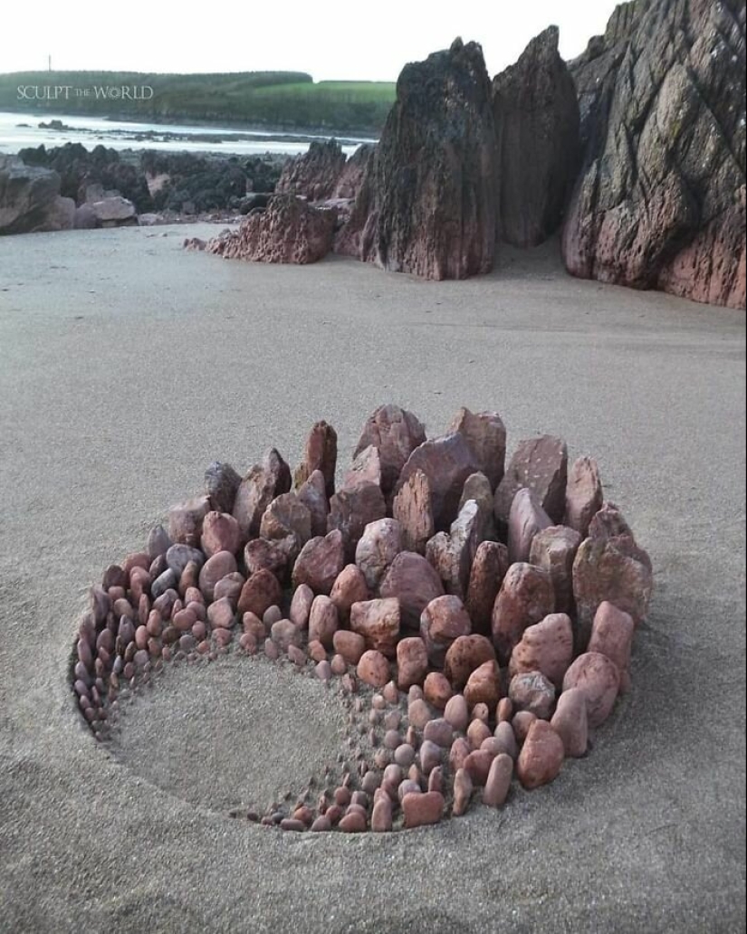 El artista crea el estado de ánimo de sus impresionantes obras de las piedras en la playa