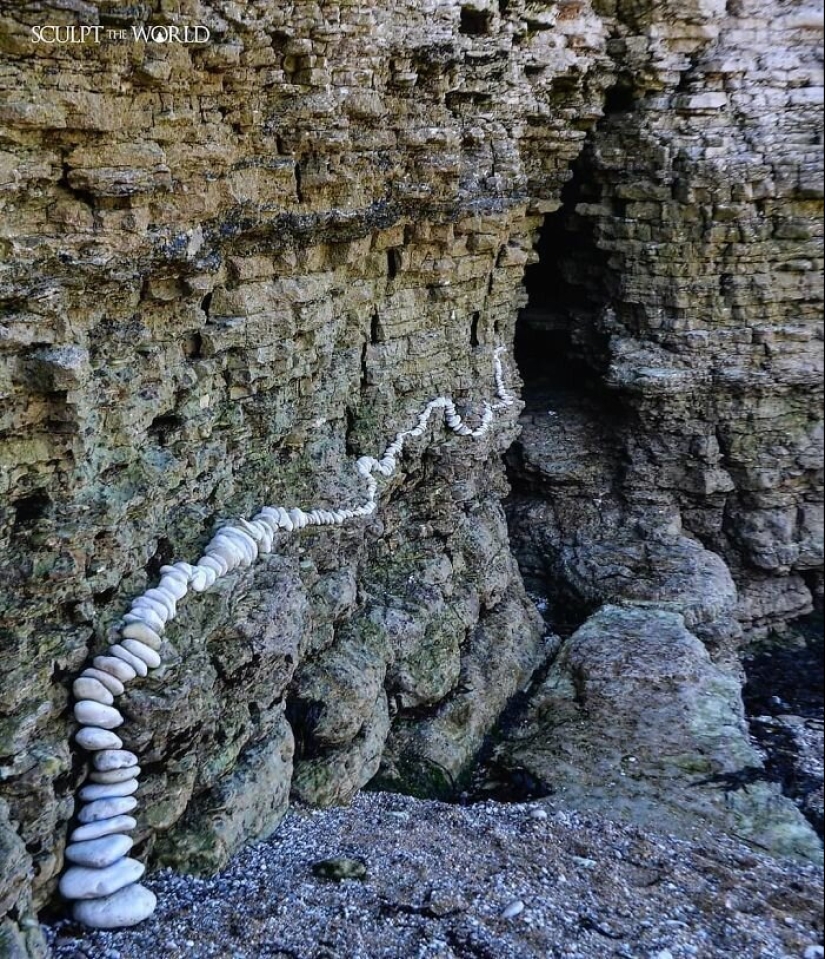 El artista crea el estado de ánimo de sus impresionantes obras de las piedras en la playa