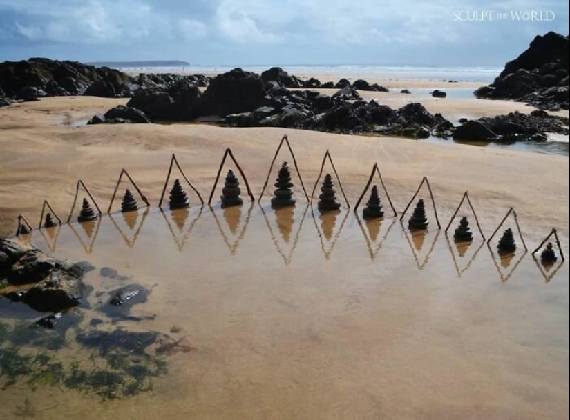 El artista crea el estado de ánimo de sus impresionantes obras de las piedras en la playa