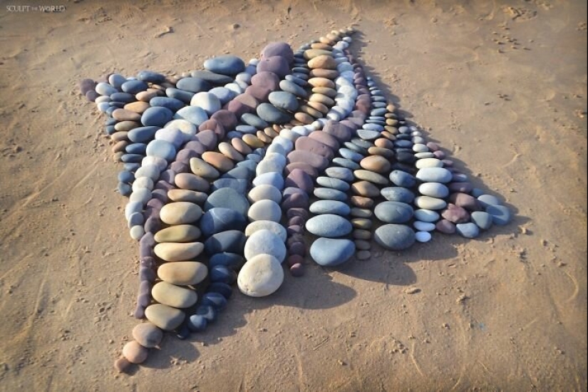 El artista crea el estado de ánimo de sus impresionantes obras de las piedras en la playa