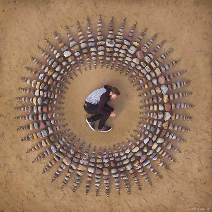 El artista crea el estado de ánimo de sus impresionantes obras de las piedras en la playa