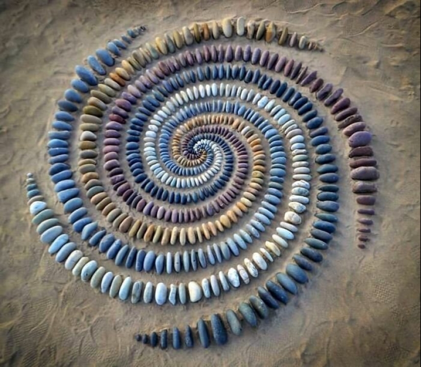 El artista crea el estado de ánimo de sus impresionantes obras de las piedras en la playa