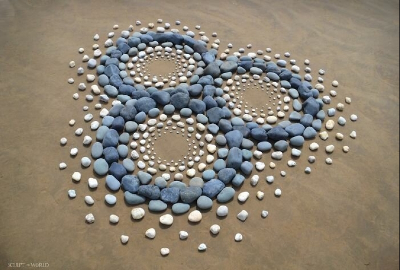 El artista crea el estado de ánimo de sus impresionantes obras de las piedras en la playa