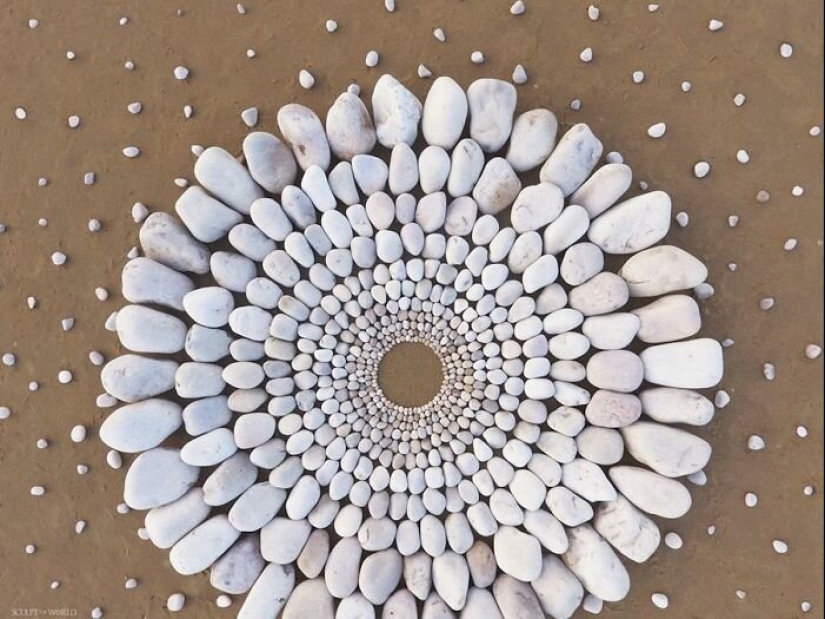 El artista crea el estado de ánimo de sus impresionantes obras de las piedras en la playa