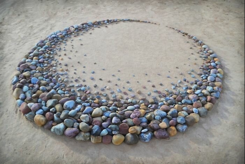El artista crea el estado de ánimo de sus impresionantes obras de las piedras en la playa