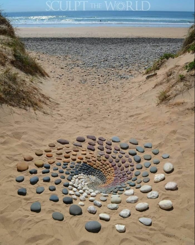 El artista crea el estado de ánimo de sus impresionantes obras de las piedras en la playa