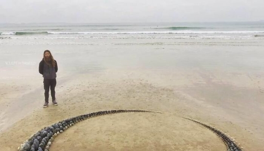 El artista crea el estado de ánimo de sus impresionantes obras de las piedras en la playa