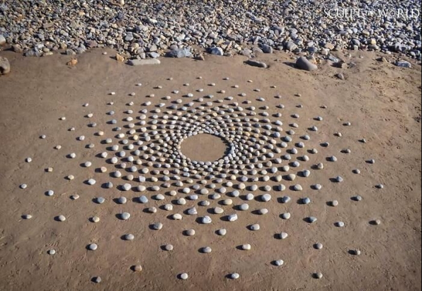 El artista crea el estado de ánimo de sus impresionantes obras de las piedras en la playa