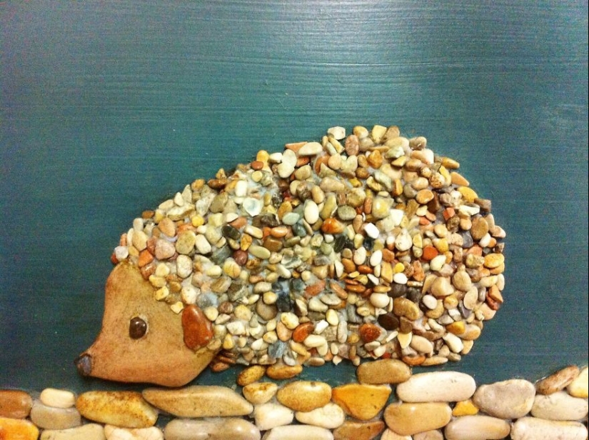 El artista hace pinturas increíblemente realistas a partir de piedras encontradas en la playa