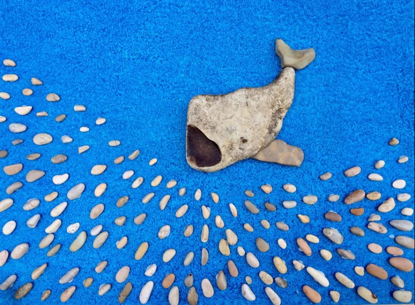 El artista hace pinturas increíblemente realistas a partir de piedras encontradas en la playa