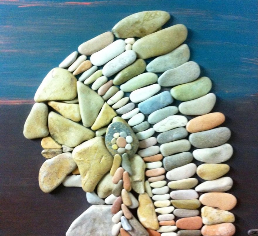 El artista hace pinturas increíblemente realistas a partir de piedras encontradas en la playa
