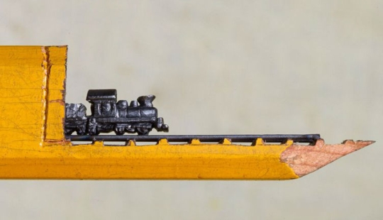 El artista recorta pequeñas obras maestras de pizarras de lápiz