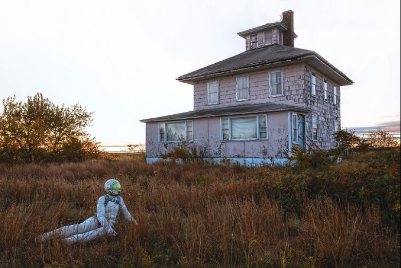 “El astronauta solitario”: autorretratos en entornos abandonados y en decadencia “El astronauta solitario”: autorretratos en entornos abandonados y en decadencia