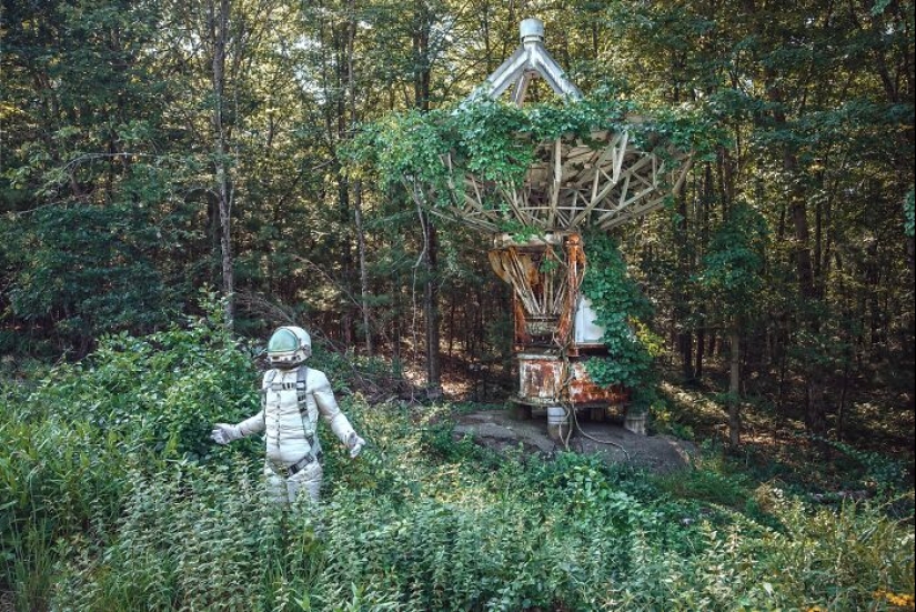 “El astronauta solitario”: autorretratos en entornos abandonados y en decadencia “El astronauta solitario”: autorretratos en entornos abandonados y en decadencia