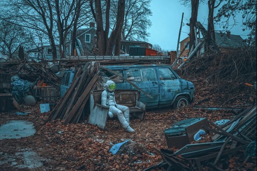 “El astronauta solitario”: autorretratos en entornos abandonados y en decadencia “El astronauta solitario”: autorretratos en entornos abandonados y en decadencia