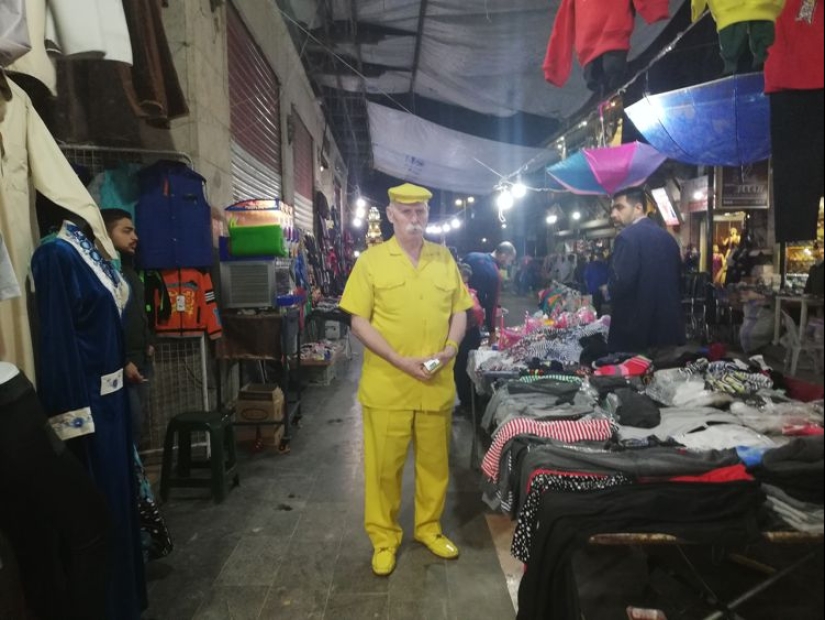 El color del ambiente es amarillo: este anciano sirio ha estado usando ropa de un solo tono durante 35 años El color del ambiente es amarillo: este anciano sirio ha estado usando ropa de un solo tono durante 35 años