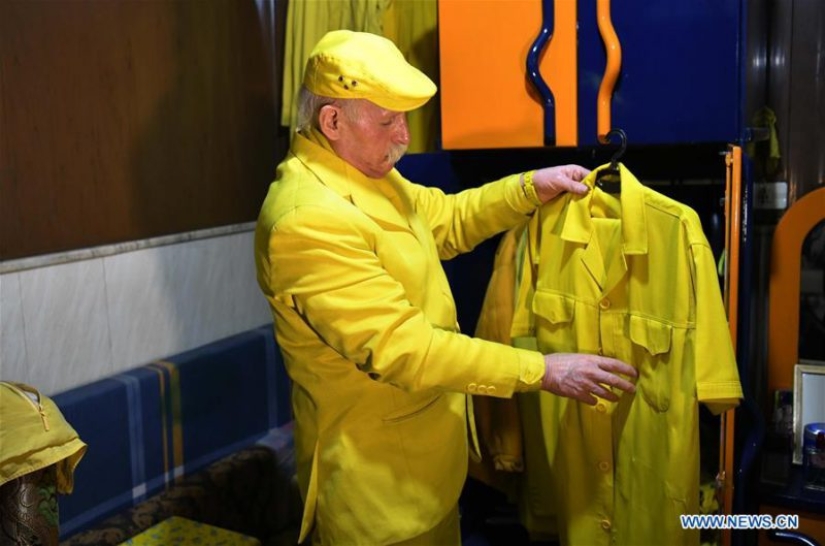El color del ambiente es amarillo: este anciano sirio ha estado usando ropa de un solo tono durante 35 años El color del ambiente es amarillo: este anciano sirio ha estado usando ropa de un solo tono durante 35 años